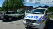 Stort pådrag i Oxelösund – tungt beväpnad polis förde ut två personer ur lägenhet