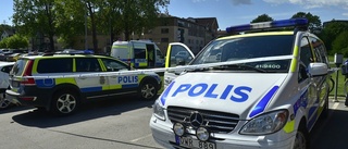 Stort pådrag i Oxelösund – tungt beväpnad polis förde ut två personer ur lägenhet