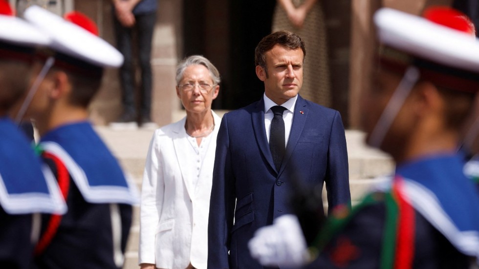 Frankrikes premiärminister Élisabeth Borne och president Emmanuel Macron vill införa en högre pensionsålder i Frankrike. Förslaget är inte populärt hos befolkningen. Arkivbild.