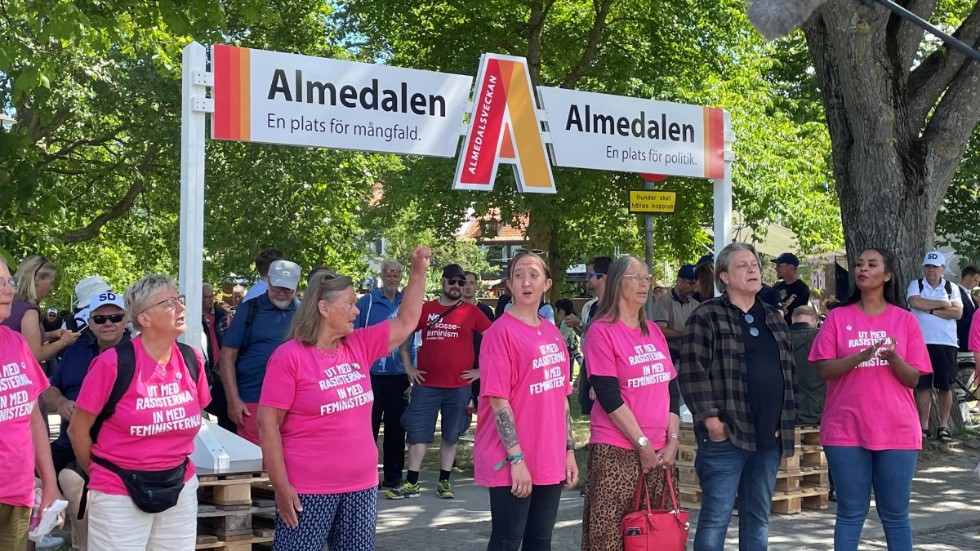 Feministiskt Initiativ i en aktion i Almedalen i somras. Bilden får illustrera debattörens önskan om mer feminitet i politiken. 