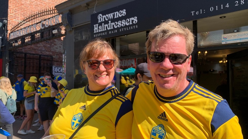 Anna Grubb och Jonas Almqvist från Göteborg i Sheffield, England före EM-matchen mellan Nederländerna och Sverige.