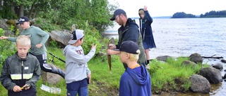 Premiär för sommarlovsfiske vid Krön • Deltagaren Vincent: "När man får hugget så kittlas det lite i magen."