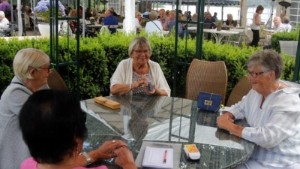 Linedansare, kortspelare och snapsfågelholkar på Pensionärernas dag på Djulö