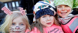 Rekordstor påskparad med utklädda barn på Fristadstorget