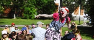 Clowner charmar alla i Stadsparken