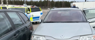 Ung man körde ifrån polisen i 130 km/h på infarten