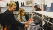 Riv efter begagnade kläder i Vimmerby • Försäljningen har dubblats – på ett år • "Miljövänligt och spännande"