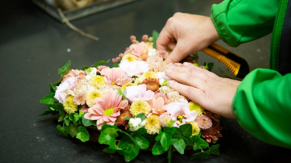 Hos Blomstertorget kan du få hjälp att skapa ett fint och personligt avsked.