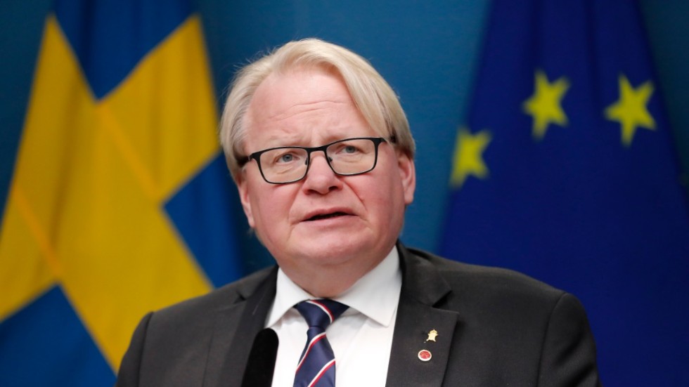 Finland har sedan länge en Nato-option. Men den svenska regeringen står och stampar trots beslut i riksdagen.