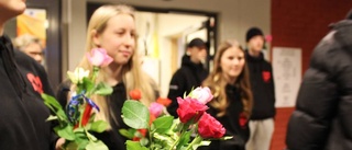 Elever möttes av rosor och pepp