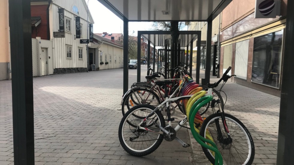 Arbetet med att utveckla Nyköping som cykelvänlig stad ska fortgå. Kollektivtrafiken ska utvecklas för mesta möjliga service för medborgarna. Förenkla för laddning av elbilar, skriver Anna af Sillén (M) med flera.