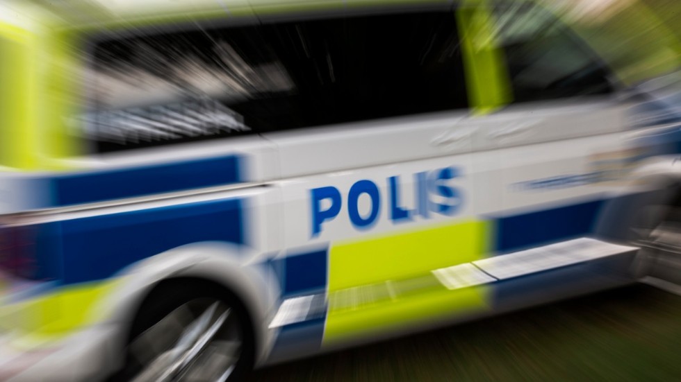 Polisen har fått in en anmälan om bilinbrott på parkeringsplatsen vid Lindblomsskolan i Hultsfred.
