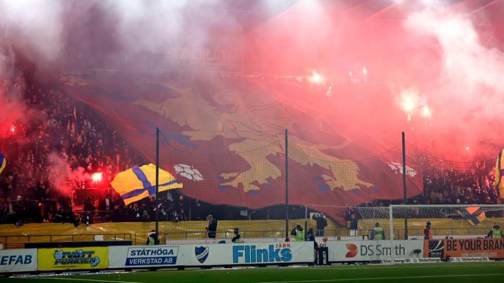 Före och under måndagens match mellan IFK Norrköping och Djurgården brändes cirka 160 bengaliska eldar.