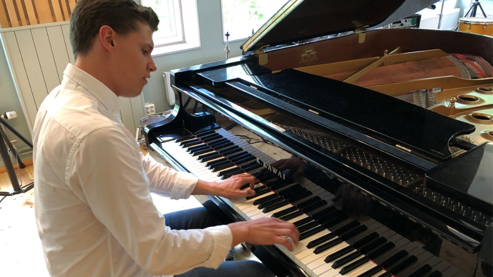 William Isaksson började spela piano redan i lågstadieåldern via Kulturskolan i Eksjö kommun. Sedan dess har det varit fullt fokus på musiken. En av hans stora förebilder är Robert Wells. 