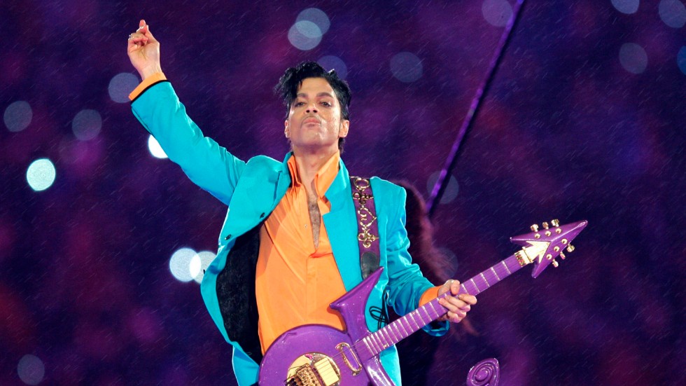 Prince spelade i hällande regn på Super Bowl 2004. Arkivbild.