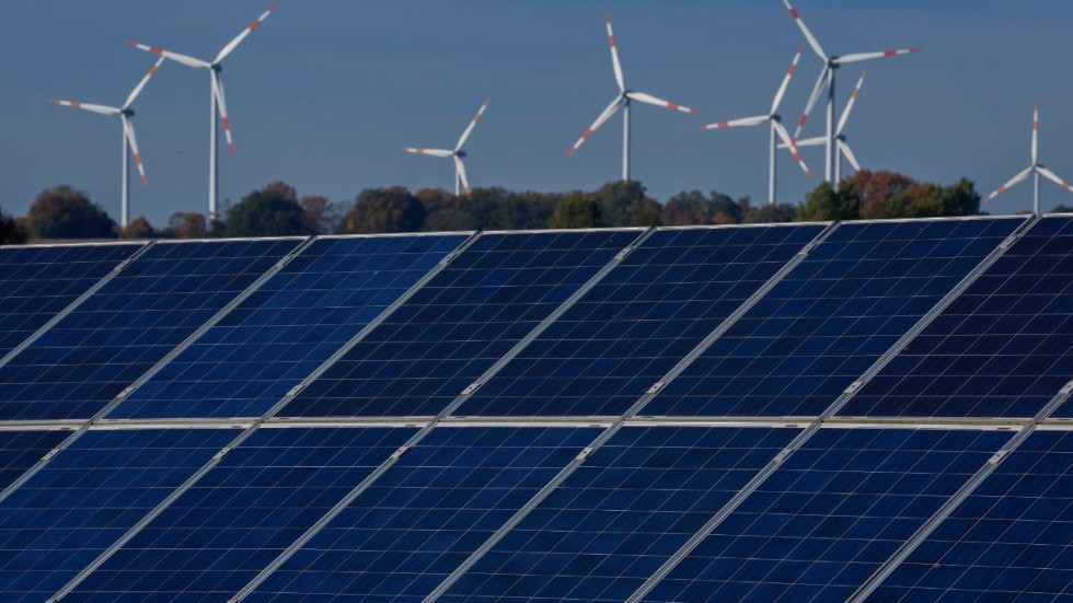 Miljöpartiet vill underlätta utbyggnaden av vindkraften – och föreslår ett stöd för solvärme likt det som idag ges för solceller.