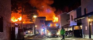 Kraftig brand i radhus: "Väldigt mycket resurser på plats"