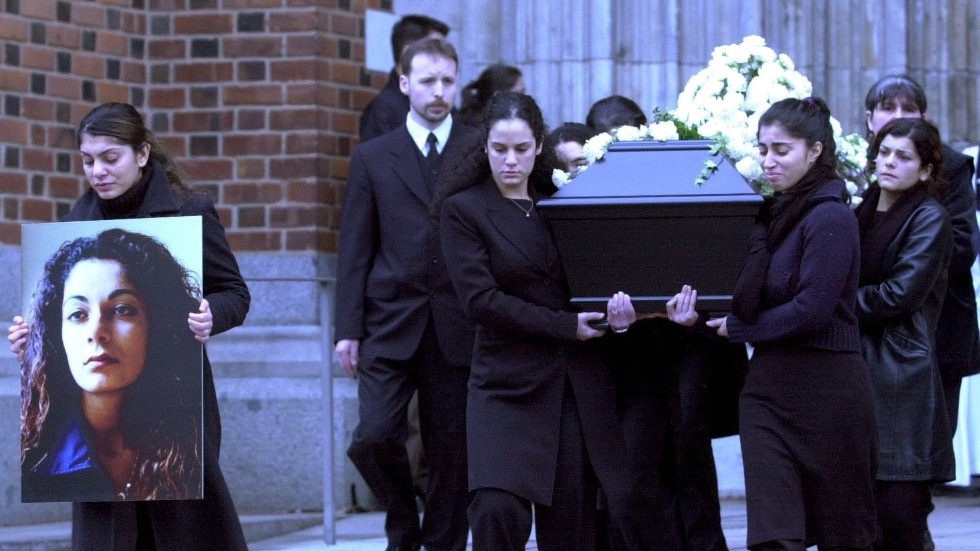 Fredagen den 21 januari är det tjugo år sedan Fadime Şahindal mördades av sin pappa. Bilden är från begravningen i Uppsala domkyrka, Fadimes syster bär porträttet.