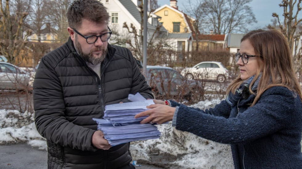 Dan Nilsson (S), kommunstyrelsens ordförande, tar emot underskrifter mot vindkraftsutbyggnad av Maria Andersson.