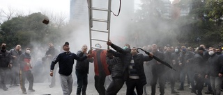 Maktkamp i Albanien utlöser tårgas