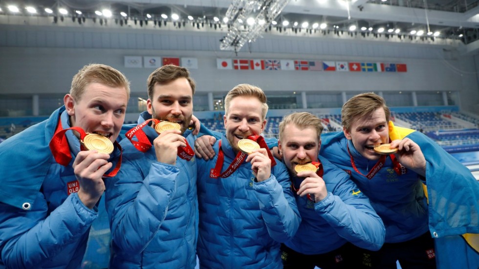 Lag Edin med Daniel Magnusson, Oskar Eriksson, Niklas Edin, Rasmus Wranå och Christoffer Sundgren med sina OS-guld i curling.
