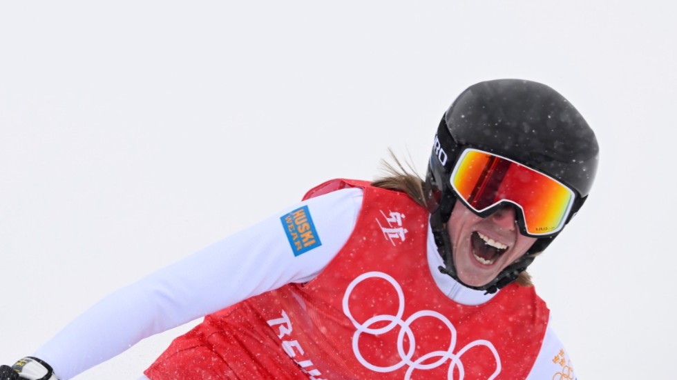 Sandra Näslund jublar när hon vinner OS-guld i damernas skicross.
