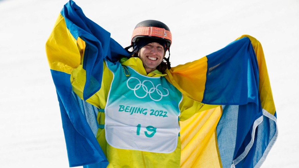 Henrik Harlaut firar OS-bronset.