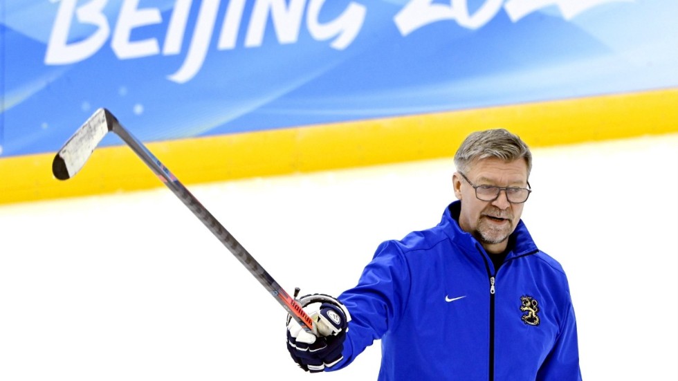 Finlands förbundskapten Jukka Jalonen har fått två avbräck inför hockeyturneringen i OS.