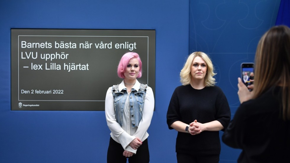 Melinda Jacobs, Lilla hjärtats fostermamma och socialminister Lena Hallengren (S) vid pressträffen i Rosenbad. 