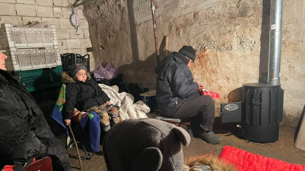 Oksana Svantessons familj i Ukraina, barn och vuxna, sitter i husets källare nu när städerna bombas. 