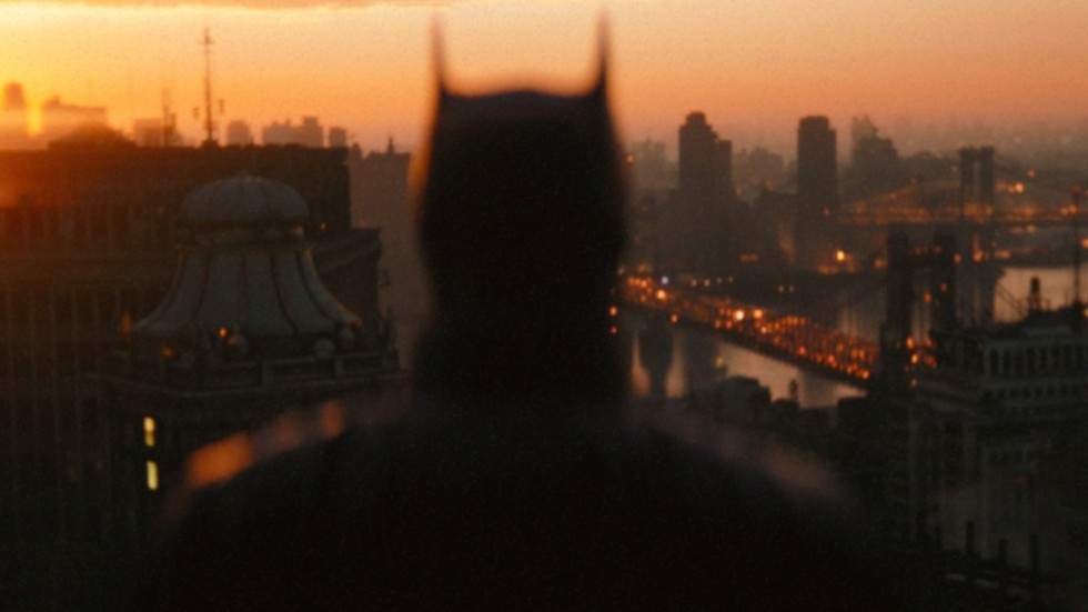 "The Batman" är en testosteronsmocka som hämtar inspiration från Christopher Nolans mörka trilogi om läderlappen. Men Matt Reeves tre timmar långa film förlorar sitt momentum och tillför heller inget nytt till mytologin.