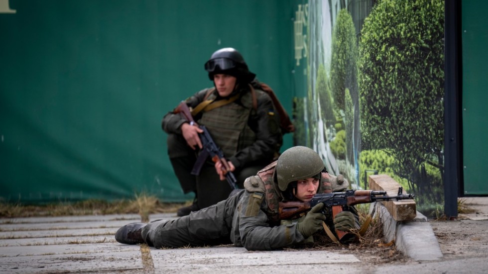 Alldeles ensamma. Ukrainska soldater i Kyjiv.