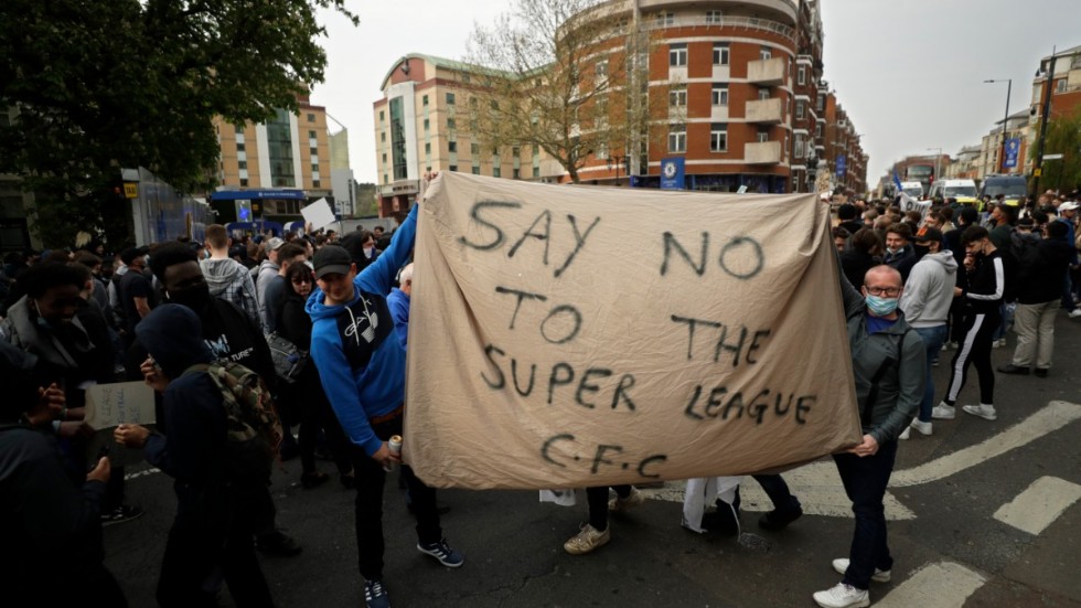 Protesterna mot superligan var kraftiga i våras. Här utanför Chelseas hemmaarena Stamford Bridge. Arkivbild.
