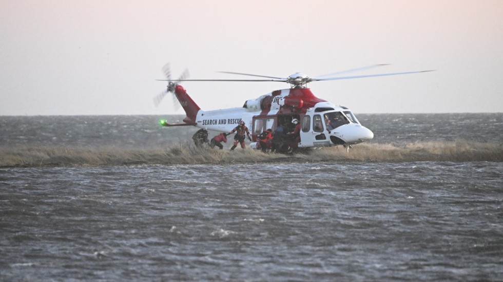 14 personer som befann sig på Måkläppen fick undsättas av Sjöfartsverkets helikopter.