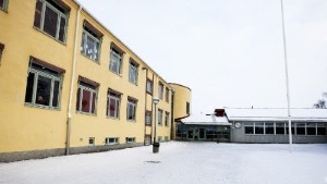 Knivbeväpnad man som greps vid Hällby skola har släppts – väktare på plats