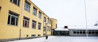 Knivbeväpnad man som greps vid Hällby skola har släppts – väktare på plats