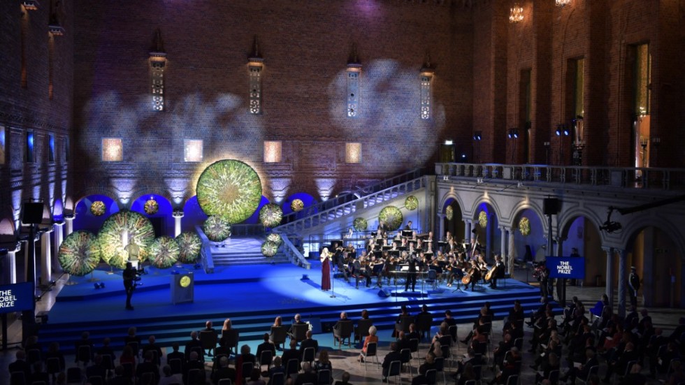 Nobelprisutdelningen på fredagskvällen. Årets pristagare hyllades med en ceremoni som ägde rum i Blå hallen i Stockholms stadshus.