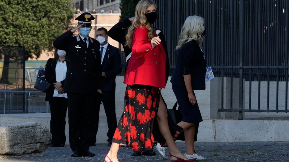 Den brittiska premiärministerhustrun Carrie Symonds som gravid. Bild från G20-mötet i Rom i oktober.