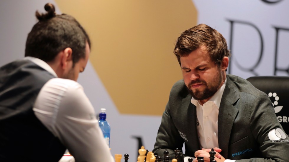 Magnus Carlsen (till höger) från Norge ser ut att behålla världsmästartiteln. Men än är det inte klart. Bilden togs i mötet med Jan Nepomnjasjtjij, Ryssland, den 1 december.