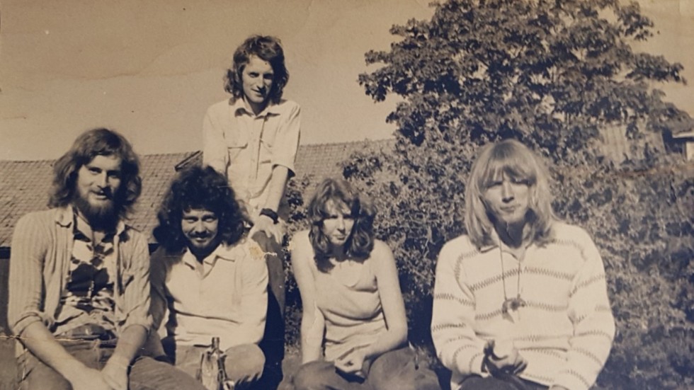 Anders Lagerman, Eva Brandin, Micke Roupe, Olle Borg och Pecka Sandholm levde kollektivliv i Yxered på 70-talet. Själva satte de ingen etikett på sin livsstil och identifierade sig inte som gröna vågare. "Vi var bara ett kompisgäng som ville bo ihop", säger Anders Lagerman (längst bak i bild).