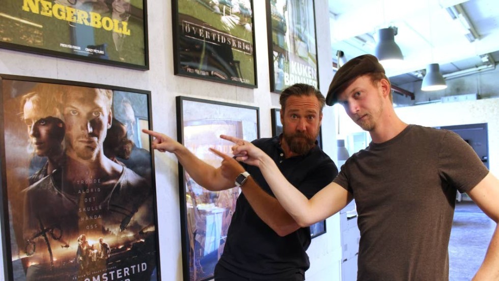 Jesper Barkselius och Christoffer Nordenrot spanar in sig själva på filmaffischen i Crazy Pictures lokaler på Butängen.