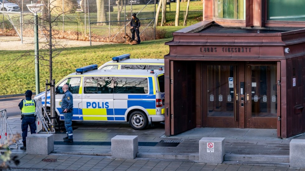 Ett stort polispådrag inkluderande rytteri och hundpatruller fanns på plats när rättegången inleddes i tingsrätten i Lund. på torsdagen.