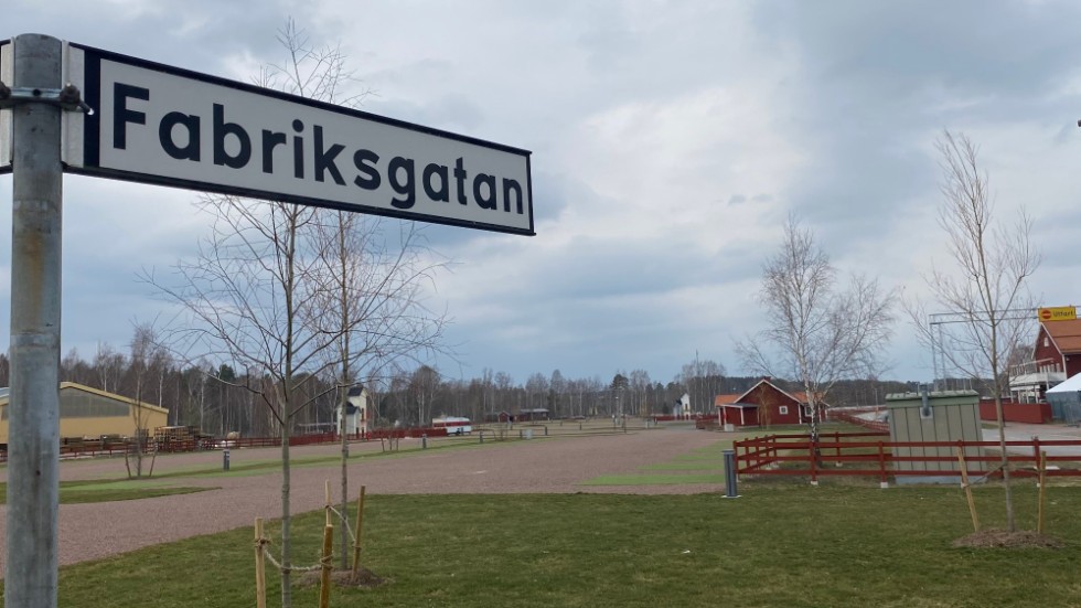 Fabriksgatan i Vimmerby tas bort som gatunamn nu när gatan i det närmaste helt ligger inom Astrid Lindgrens Världs område.