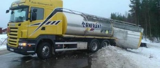 Lastbil med kemikalier av vägen