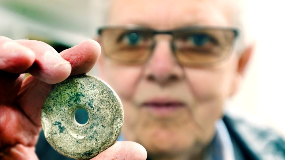 Fascinerande. I över sjuttio år har Per-Olof Gustafsson sparat på stenen med hål i. Nu vet han att det är en sländtrissa.
