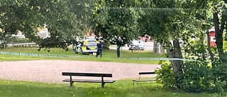 Stor polisinsats – förbipasserande hittade skadad man utomhus • En förd till sjukhus