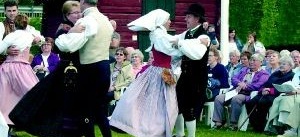 Folkdansmässa i Hällestad