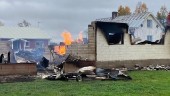 Fullt utvecklad brand i stor byggnad i natt – stor räddningsinsats