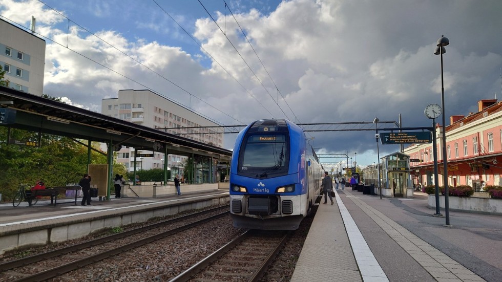 När ska tågen börja gå normalt igen mellan Eskilstuna och Strängäs, vill insändarskribenten veta.