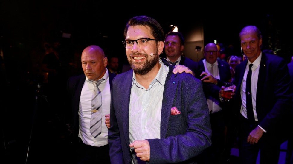 Sverigedemokraternas partiledare Jimmie Åkesson (SD) var glad under valnatten.